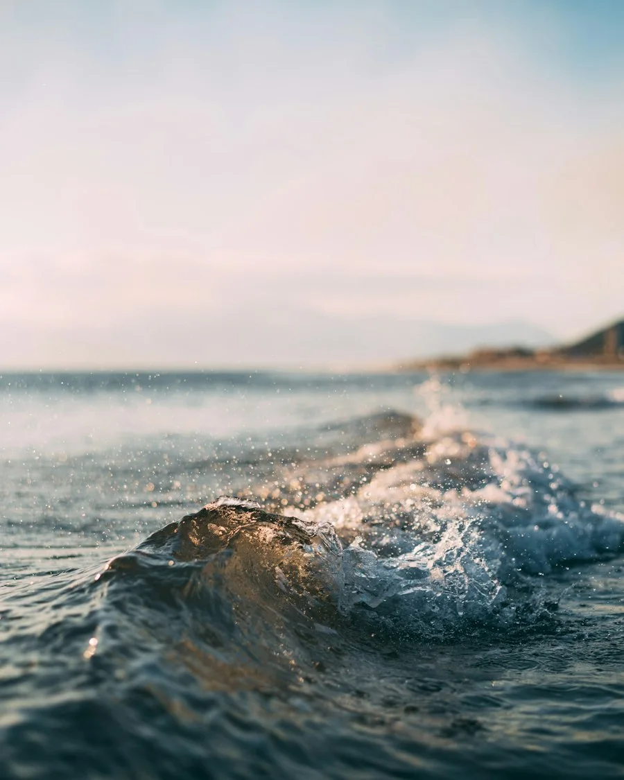 Olas del mar iluminadas por el sol, imagen de inspiración turística